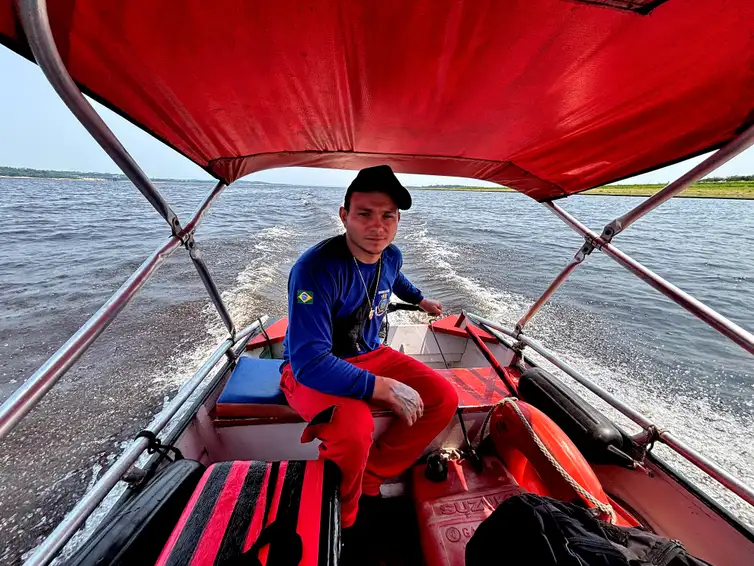 Manaus (AM), 29/11/2024 - O guia turístico e capitão de lancha, Rodrigo Amorim, conduz uma embarcação pelo rio Negro. Foto: Tânia Rêgo/Agência Brasil