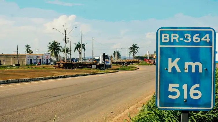 Brasília (DF) 27/02/2025 - stradas carregam muito mais que mercadorias e pessoas. Carregam histórias que, em alguns casos, como o da Dona Antônia Teodora Bolzani e do esposo, Seu Alcino Luiz, são de dor. Eles moram em Jaru, a quase 300 quilômetros de Porto Velho, capital de Rondônia, e perderam a filha de apenas 16 anos em um acidente na BR-364/RO..
Foto: Ministério dos Transportes/Divulgação
