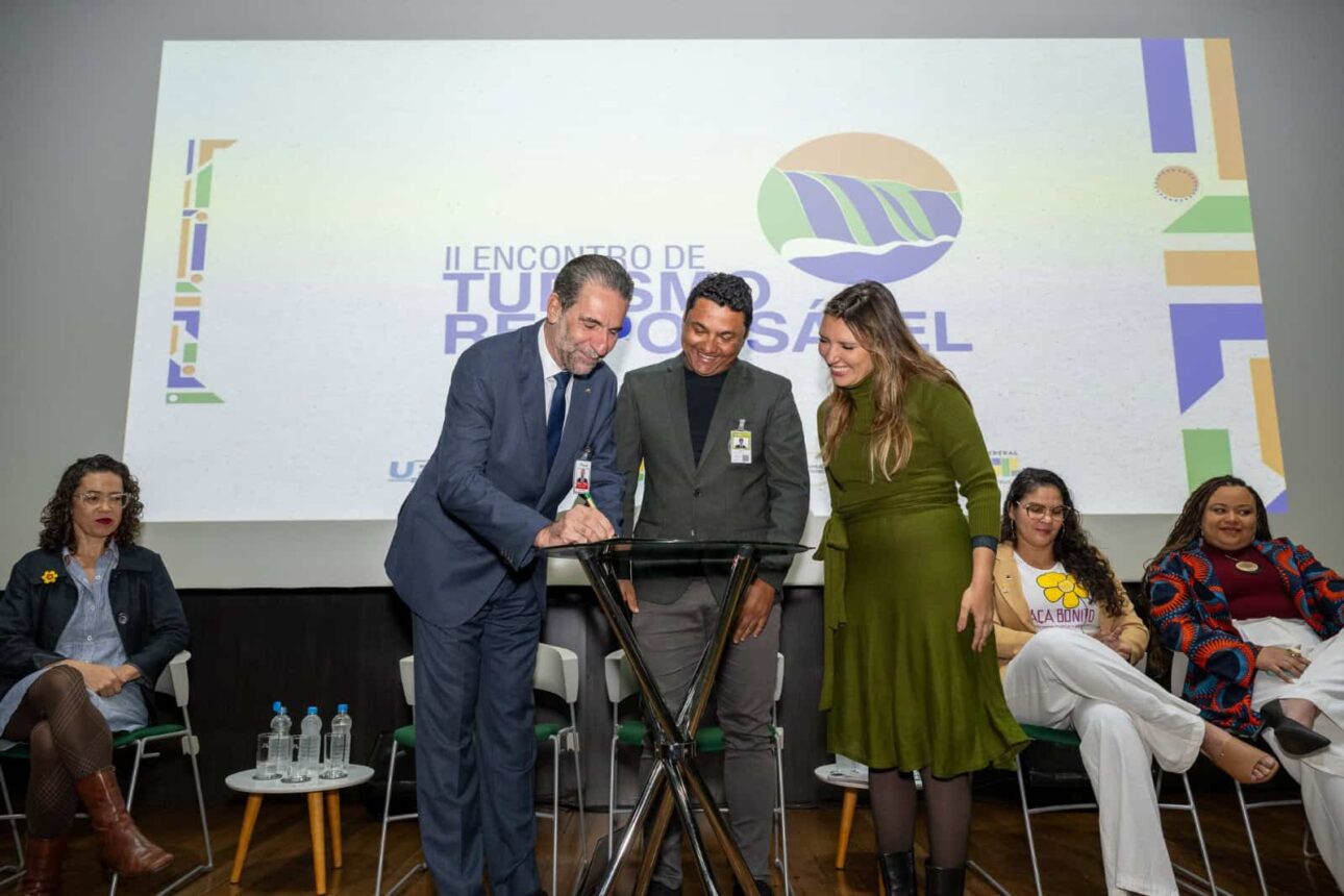 Itaipu assina com Ministério do Turismo Pacto contra exploração sexual de crianças e adolescentes.