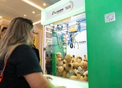 Visitantes se divertem no estande da Itaipu Binacional, no FIT Cataratas. Crédito: Sara Cheida/Itaipu Binacional