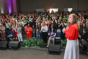 Curitiba (PR), 01/08/2025 - Secretária da Mulher, Igualdade Racial e Pessoa Idosa, Leandre Dal Ponte, fala durante Conferência Estadual de Políticas para Mulheres do Paraná reforça políticas públicas para as mulheres e elege delegadas que representarão o estado em etapa nacional. Foto: Robson Mafra/Divulgação