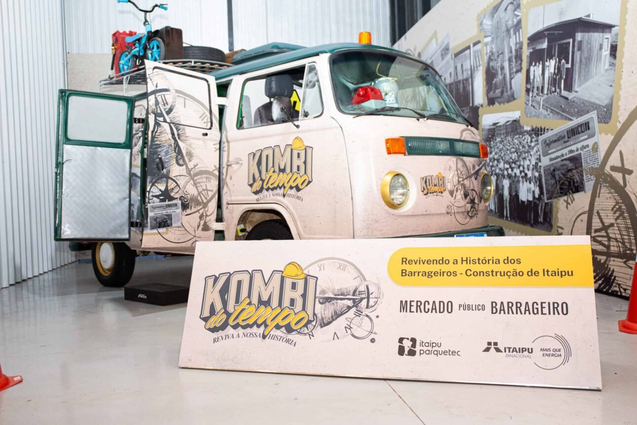 Kombi do Tempo leva visitantes do Mercado Barrageiro a viagem imersiva pela história de Itaipu e da antiga COBAL.