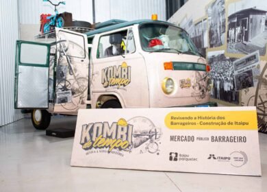 Kombi do Tempo leva visitantes do Mercado Barrageiro a viagem imersiva pela história de Itaipu e da antiga COBAL.