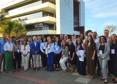 La Dirección General de Vigilancia de la Salud (DGVS), dependiente del Ministerio de Salud Pública y Bienestar Social, anuncia su incorporación a la Red Mundial de Alerta y Respuesta ante Brotes (GOARN, por sus siglas en inglés), una plataforma internacional coordinada por la Organización Mundial de la Salud que fortalece la respuesta rápida ante emergencias sanitarias a nivel mundial. La GOARN es una red técnica que conecta instituciones, laboratorios, centros académicos y organismos de salud pública de diferentes países, que tiene como objetivo detectar, evaluar y responder de manera oportuna a brotes epidémicos y otros eventos de salud pública de importancia internacional. La incorporación de Paraguay, a través de la DGVS, representa un paso estratégico en el fortalecimiento de las capacidades nacionales de preparación, vigilancia y respuesta ante amenazas en salud, permitiendo: • Acceso a cooperación técnica internacional especializada, incluyendo expertos en epidemiología, laboratorio, control de infecciones y comunicación de riesgos. • Intercambio de información en tiempo real sobre eventos de salud pública emergentes. • Despliegue rápido de equipos multidisciplinarios en situaciones de emergencia sanitaria. • Fortalecimiento de las capacidades locales, mediante capacitación, asistencia técnica y participación en misiones internacionales. Asimismo, la participación en GOARN posiciona al país como un actor activo en la salud pública global, contribuyendo no solo a la protección de la salud de la población nacional, sino también al esfuerzo colectivo internacional para prevenir y controlar epidemias. Desde la Dirección General de Vigilancia de la Salud se destaca que esta integración se alinea con los compromisos asumidos en el marco del Reglamento Sanitario Internacional (RSI) y refuerza el trabajo continuo en vigilancia epidemiológica, laboratorio, gestión de riesgos y respuesta ante emergencias. Con esta incorporación, Paraguay consolida su compromiso con la salud pública, la cooperación internacional y la mejora continua de sus sistemas de vigilancia y respuesta ante eventos que puedan representar un riesgo para la población.OMS.SALUDPARAGUAY