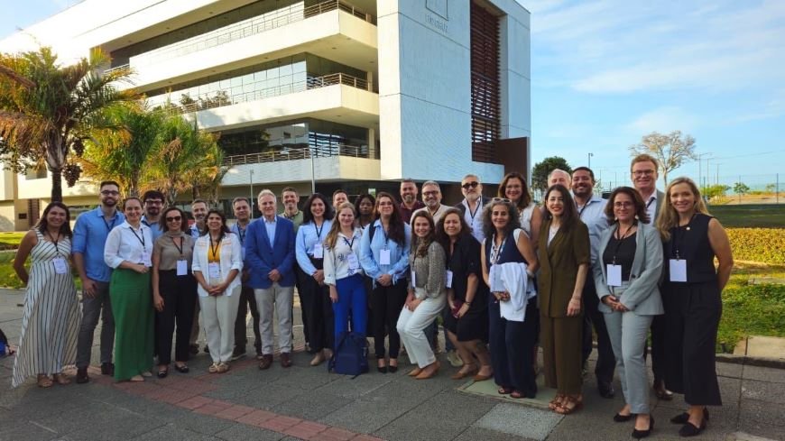 La Dirección General de Vigilancia de la Salud (DGVS), dependiente del Ministerio de Salud Pública y Bienestar Social, anuncia su incorporación a la Red Mundial de Alerta y Respuesta ante Brotes (GOARN, por sus siglas en inglés), una plataforma internacional coordinada por la Organización Mundial de la Salud que fortalece la respuesta rápida ante emergencias sanitarias a nivel mundial. La GOARN es una red técnica que conecta instituciones, laboratorios, centros académicos y organismos de salud pública de diferentes países, que tiene como objetivo detectar, evaluar y responder de manera oportuna a brotes epidémicos y otros eventos de salud pública de importancia internacional. La incorporación de Paraguay, a través de la DGVS, representa un paso estratégico en el fortalecimiento de las capacidades nacionales de preparación, vigilancia y respuesta ante amenazas en salud, permitiendo: • Acceso a cooperación técnica internacional especializada, incluyendo expertos en epidemiología, laboratorio, control de infecciones y comunicación de riesgos. • Intercambio de información en tiempo real sobre eventos de salud pública emergentes. • Despliegue rápido de equipos multidisciplinarios en situaciones de emergencia sanitaria. • Fortalecimiento de las capacidades locales, mediante capacitación, asistencia técnica y participación en misiones internacionales. Asimismo, la participación en GOARN posiciona al país como un actor activo en la salud pública global, contribuyendo no solo a la protección de la salud de la población nacional, sino también al esfuerzo colectivo internacional para prevenir y controlar epidemias. Desde la Dirección General de Vigilancia de la Salud se destaca que esta integración se alinea con los compromisos asumidos en el marco del Reglamento Sanitario Internacional (RSI) y refuerza el trabajo continuo en vigilancia epidemiológica, laboratorio, gestión de riesgos y respuesta ante emergencias. Con esta incorporación, Paraguay consolida su compromiso con la salud pública, la cooperación internacional y la mejora continua de sus sistemas de vigilancia y respuesta ante eventos que puedan representar un riesgo para la población.OMS.SALUDPARAGUAY