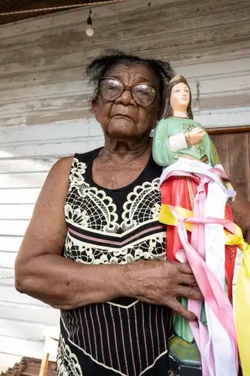 Macapá (AP), 10/08/2004 - 1ª exposição de louças de barro de Maruanum no Rio. mestra Marciana Dias, 85 anos, louceira mais velha em atividade e guardiã dessa tradição de Maruanum, segurando uma imagem de Santa Lucia de Maruanum. Foto: Francisco Moreira da Costa/CNFCP