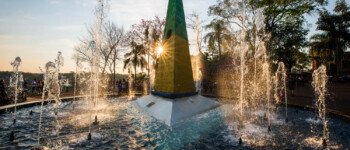Obelisco brasileiro, fixado há mais de 100 anos com as cores da bandeira do Brasil. - Foto:Divulgação
